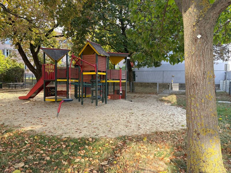 Park mit Spielplatz in der Umgebung